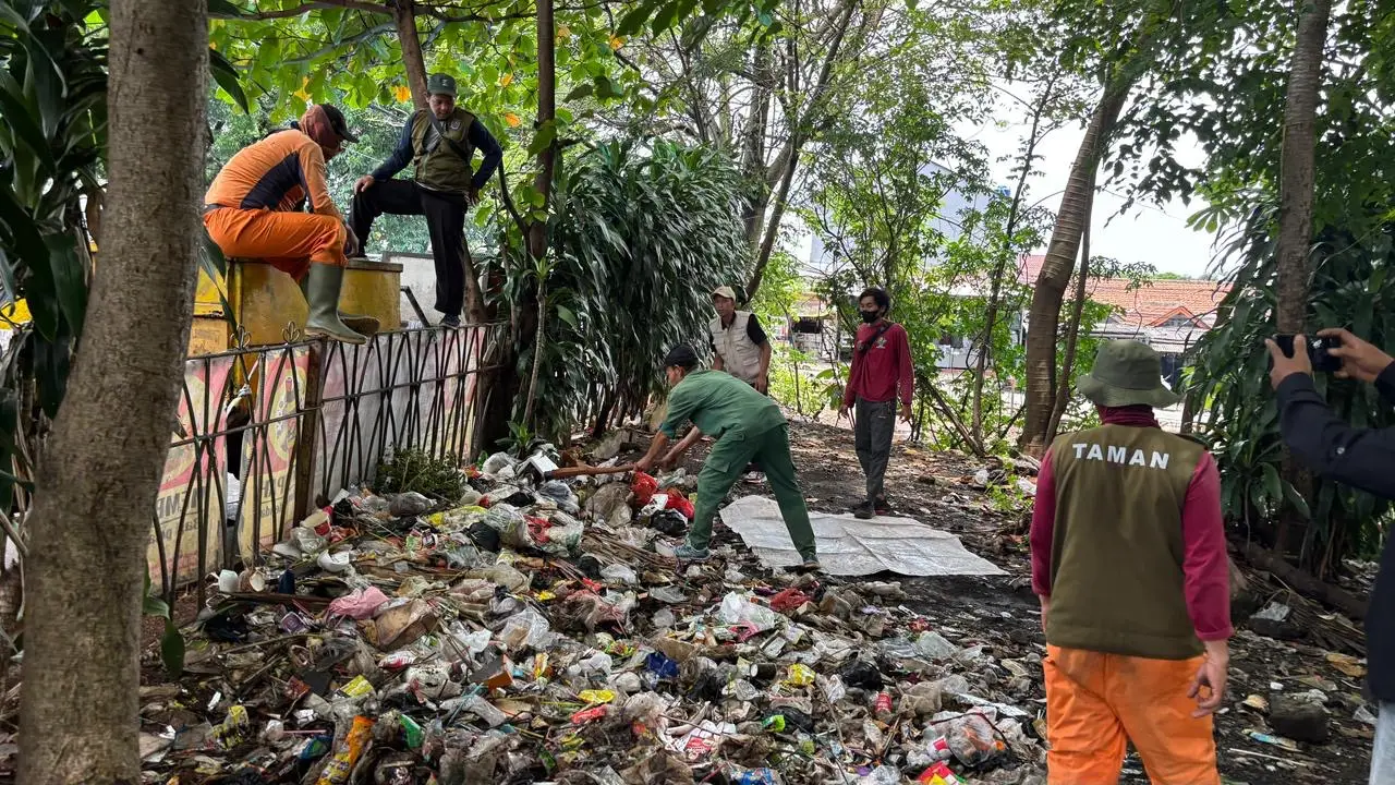 Bersama DLHK, Regu Maung Bodas Tertibkan Sampah Liar di Jalan Merdeka Sukmajaya