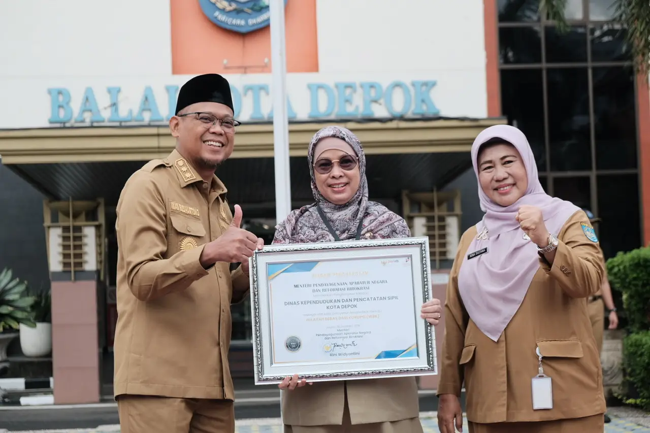 Wakil Wali Kota Serahkan Penghargaan ke Perangkat Daerah pada Apel Pagi ASN