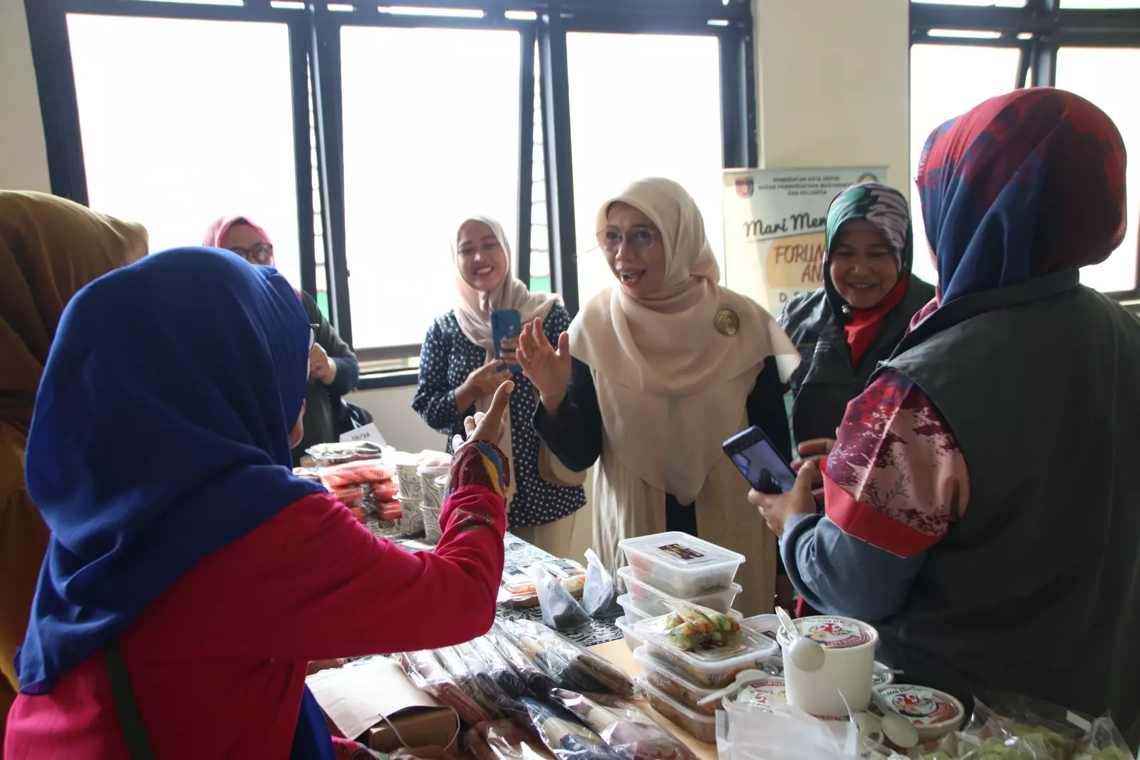 Elly Farida Beri Motivasi Pelaku UMKM Asal Cipayung Tingkatkan Kualitas Produknya