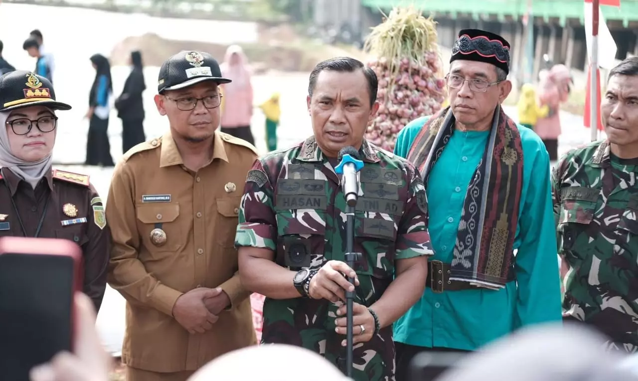 Pangdam Jaya Hadiri Panen Perdana Bawang Merah dan Tanam Cabai di Depok