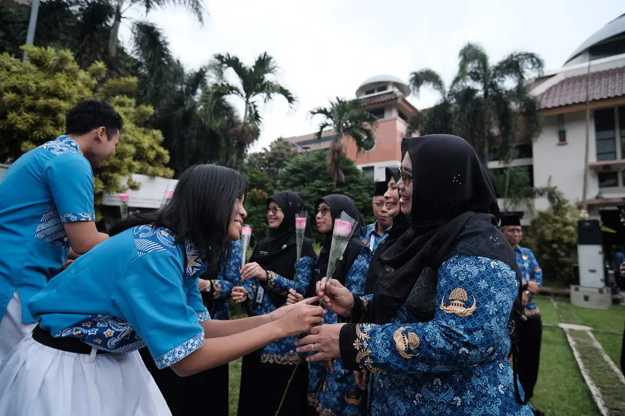 Momen Hari Ibu 2024, Forum Anak Depok Bagikan Bunga