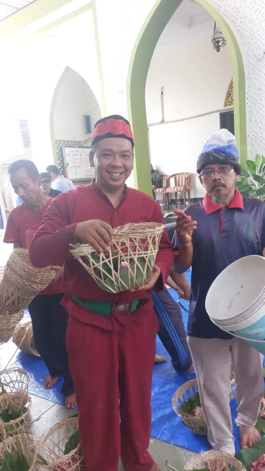 Kurban Ramah Lingkungan ala RW 01 Ratujaya, Bungkus Daun Jati Tanpa Plastik