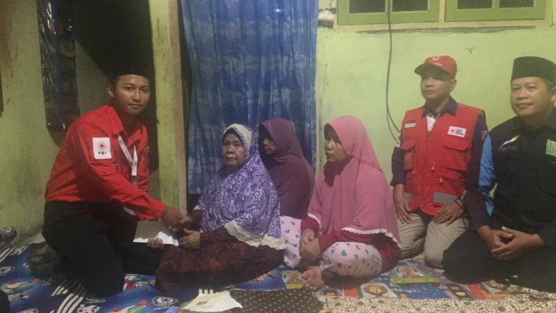 PMI Depok Serahkan Bantuan untuk Korban Meninggal Tertimpa Turap