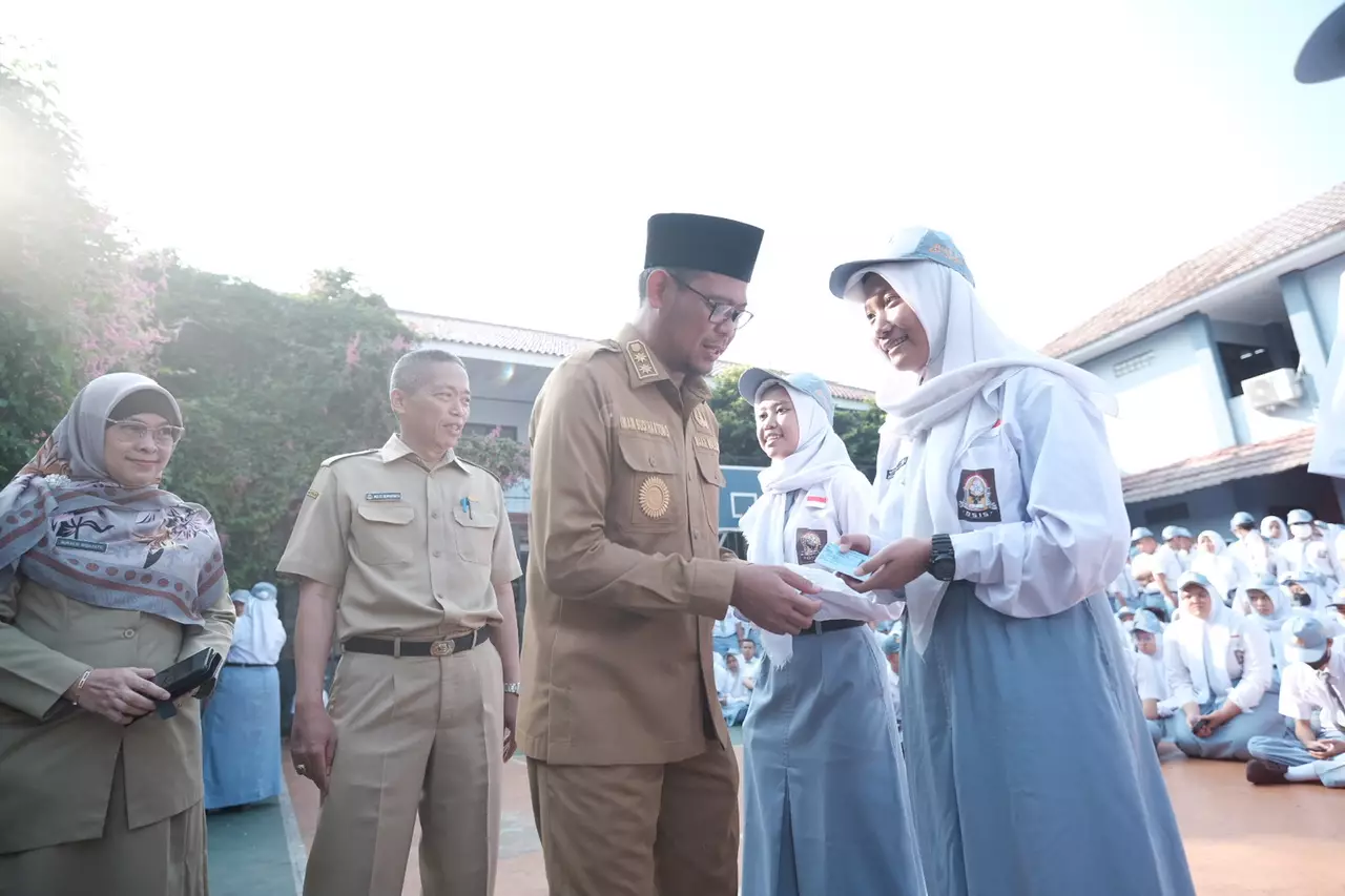 Wakil Wali Kota Serahkan E-KTP ke Pelajar SMAN 8 Depok