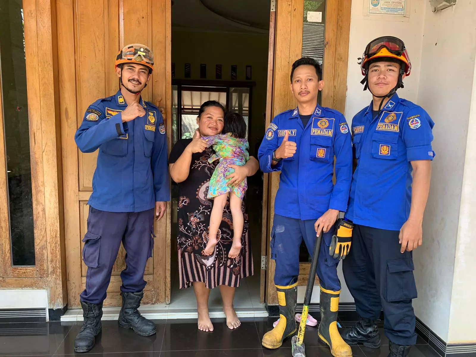 Berlangsung Dramatis, Petugas Damkar Depok Berhasil Selamatkan Anak Kecil Terkunci di Kamar Mandi