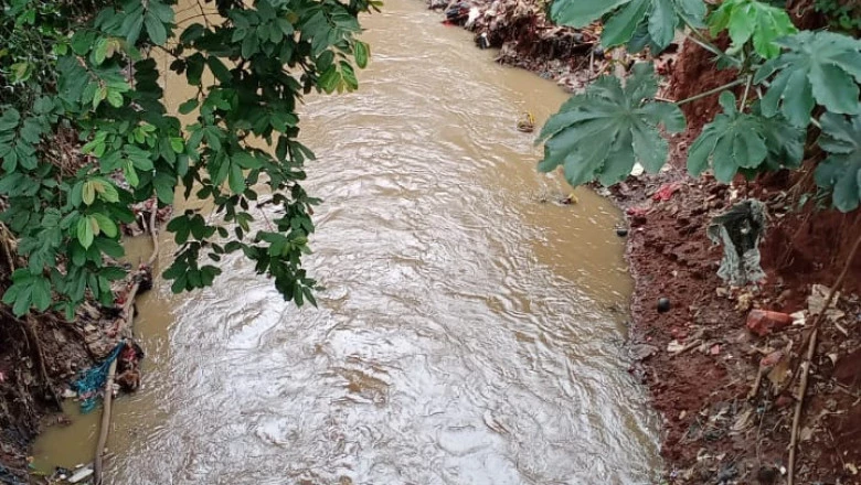 Tumpukan Sampah di Kali Baru Selesai Dibersihkan