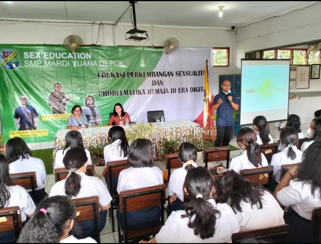 SMP Mardi Yuana Depok Edukasi Kesehatan Reproduksi ke Siswa