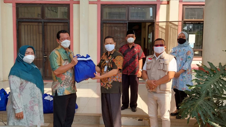 Peduli Sesama, DPUPR Bagikan 100 Paket Sembako       