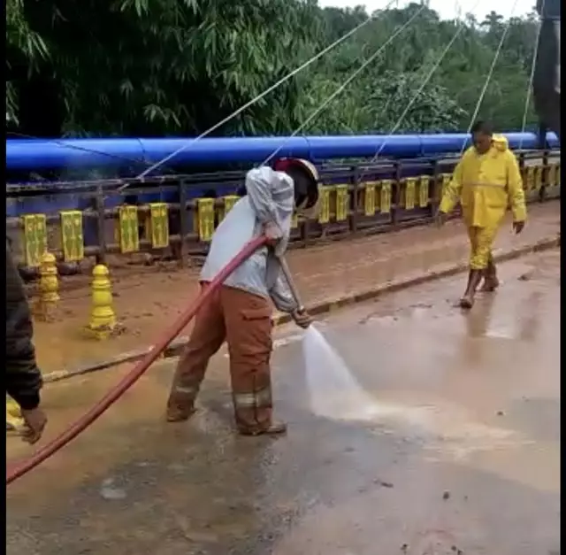 Damkar Depok Bantu Bersihkan Tumpahan Tanah di Jembatan GDC
