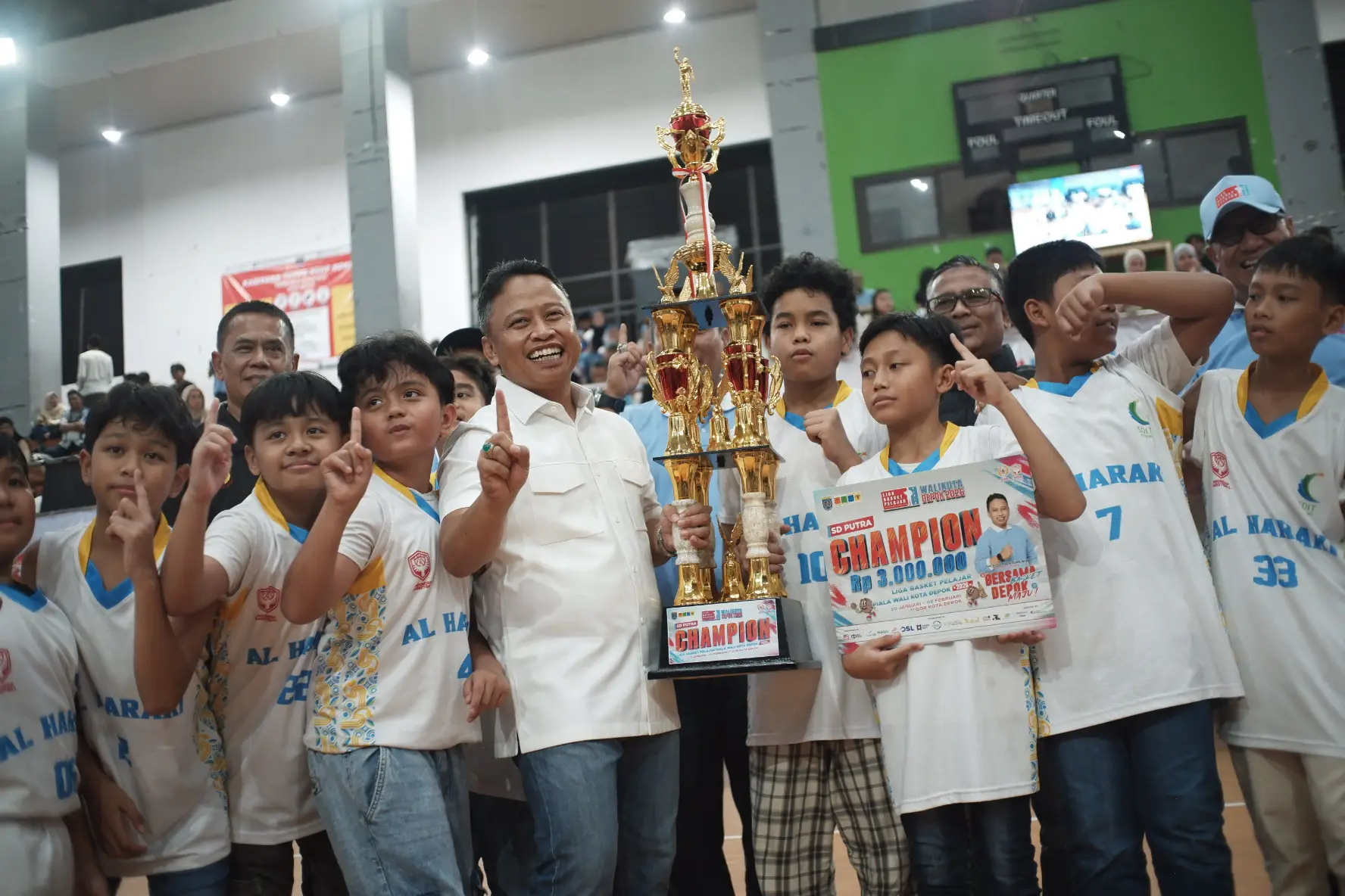 Wali Kota Depok Serahkan Piala ke Para Juara Liga Basket Pelajar 2026