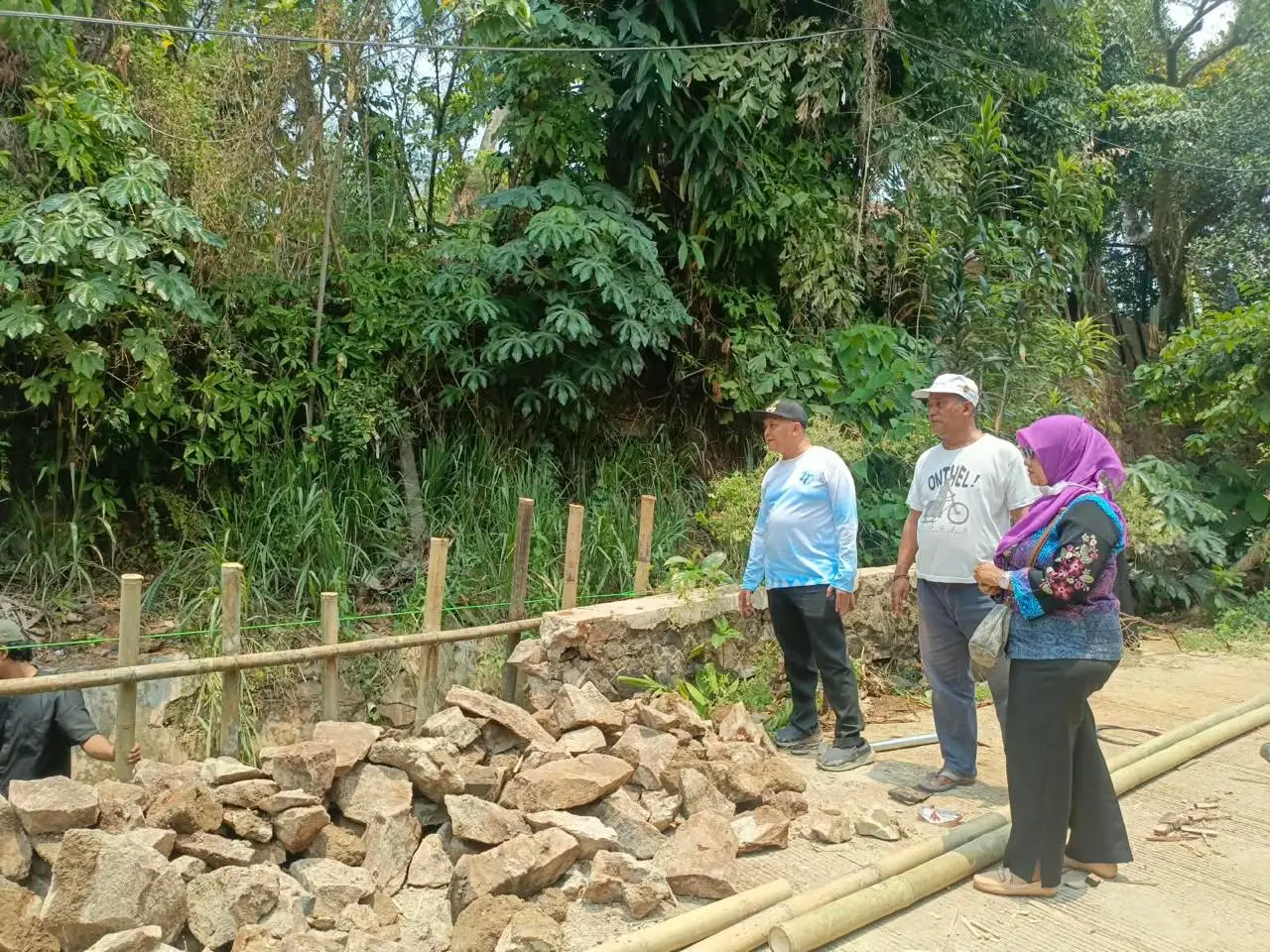 Turap Jebol RW 04 di Meruyung, Penanganan Sementara Dilakukan