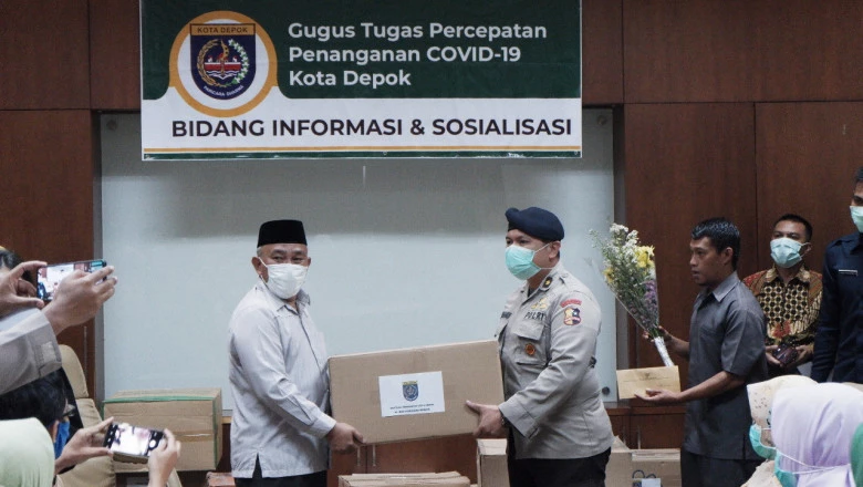 Wali Kota Depok Serahkan Bantuan APD Kepada RS se-Kota Depok