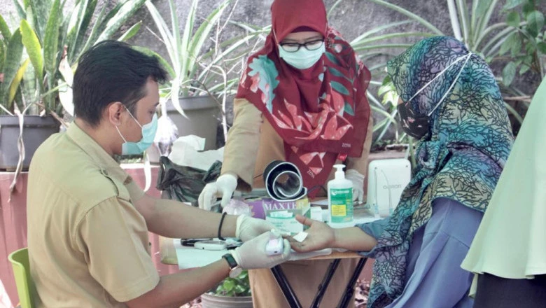 Puluhan Warga Pocin Ikuti Pemeriksaan Kesehatan Gratis