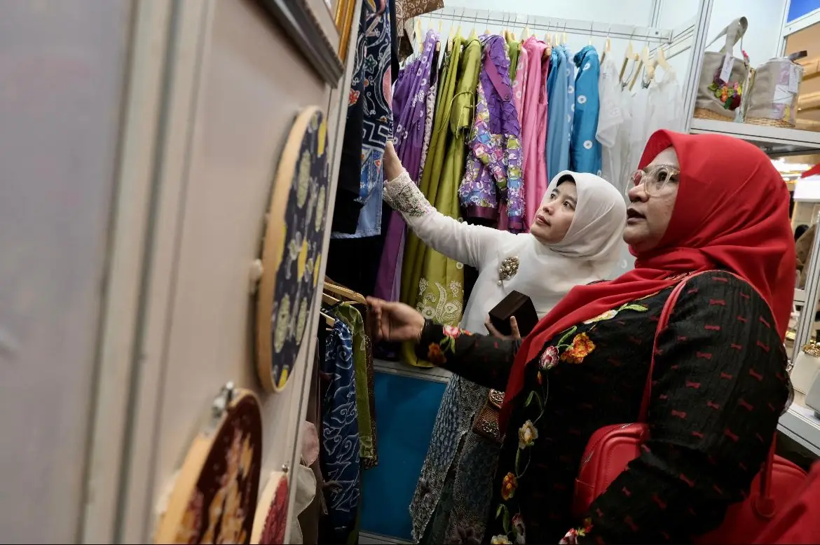 Cing Ikah Puji Karya Desainer Lokal Depok di IFW 2025