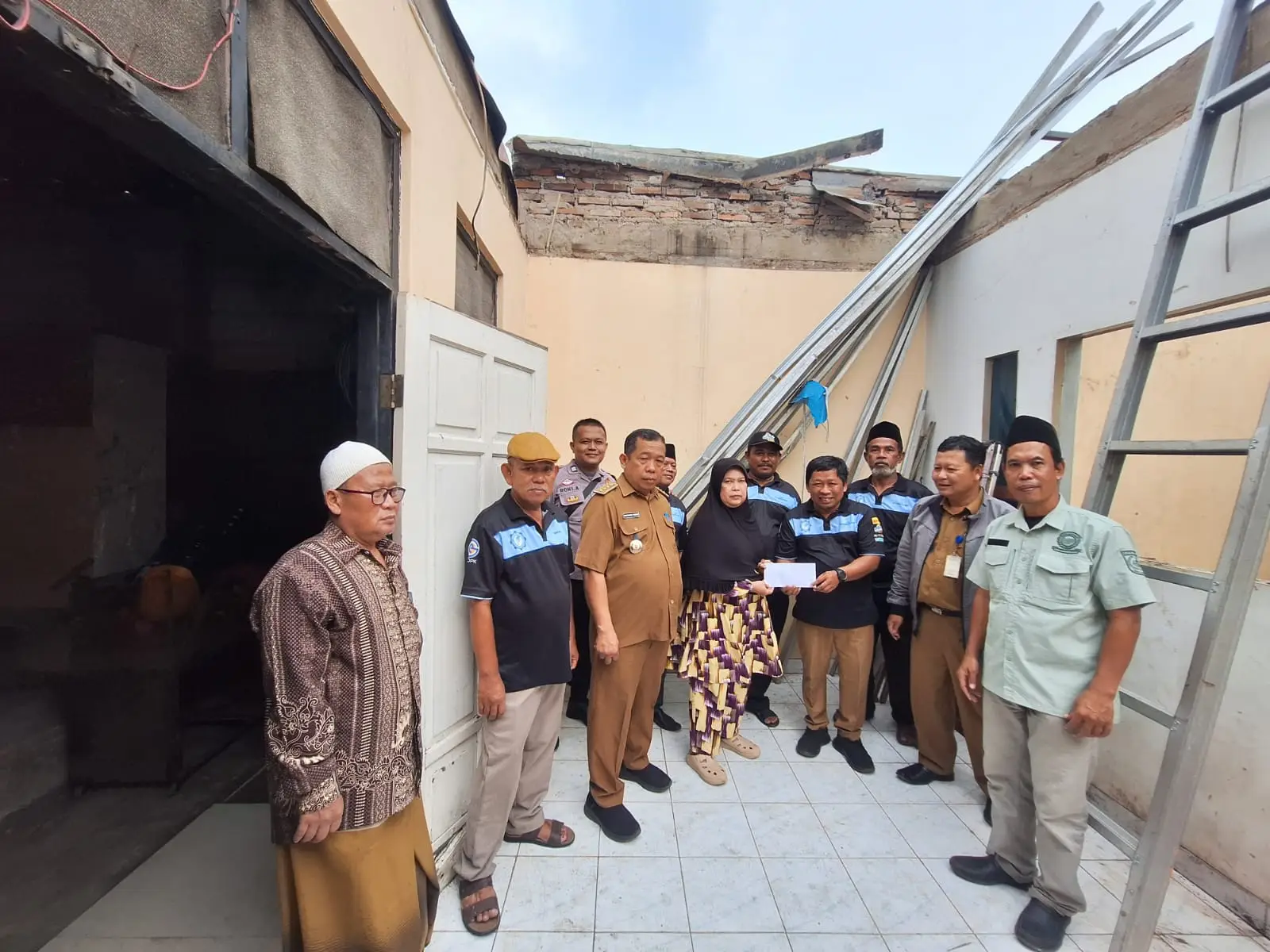 Hujan Deras Rusak Atap Rumah Warga di Bojongsari Depok, Penanganan Cepat Dilakukan