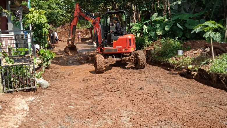 Tangani Tanggul Jebol di Kali Angke, DPUPR Turunkan Alat Berat