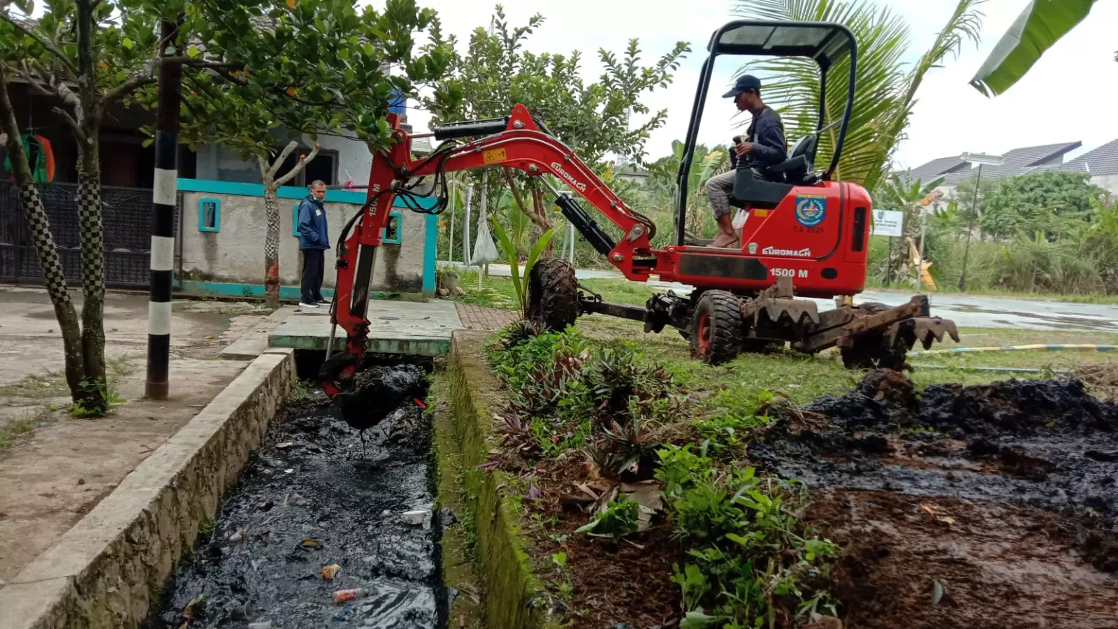 Mulai Dangkal, Saluran Air di Pondok Petir Dinormalisasi