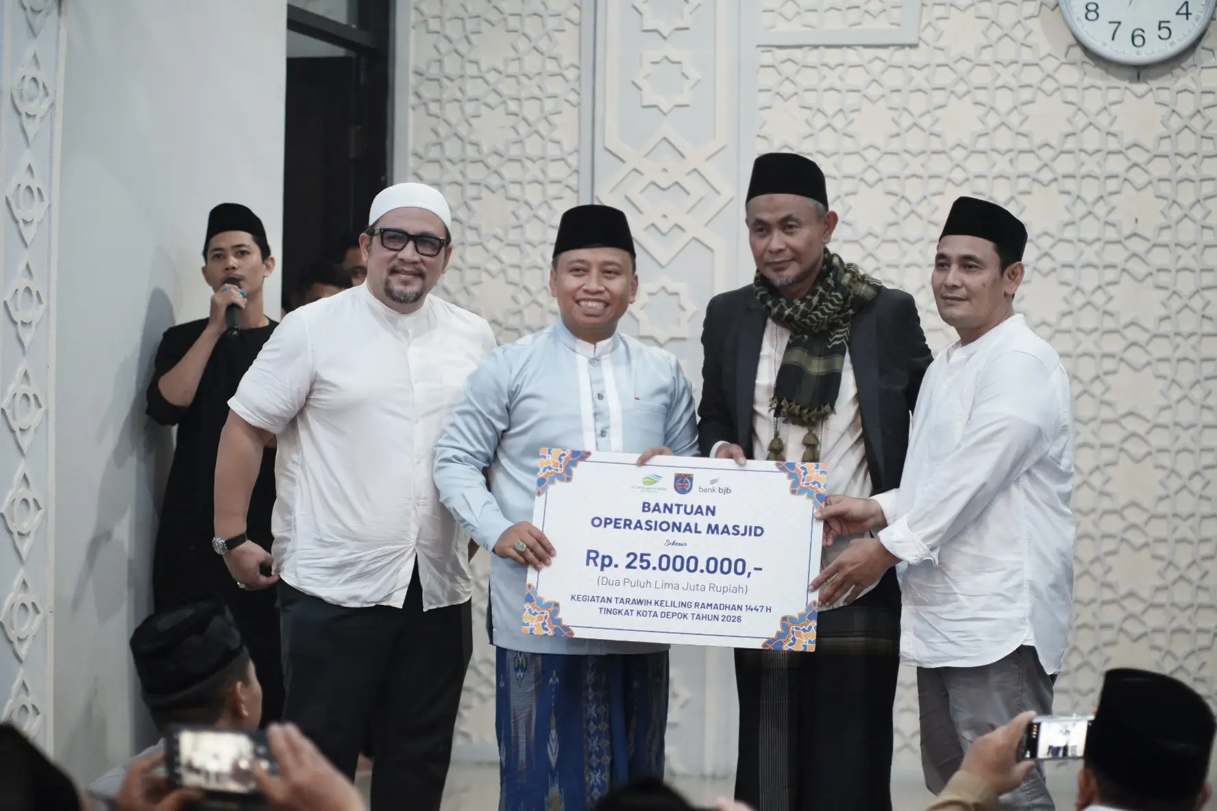Tarling di Bojongsari, Pemkot Depok Serahkan Bantuan untuk Masjid Assamarudin