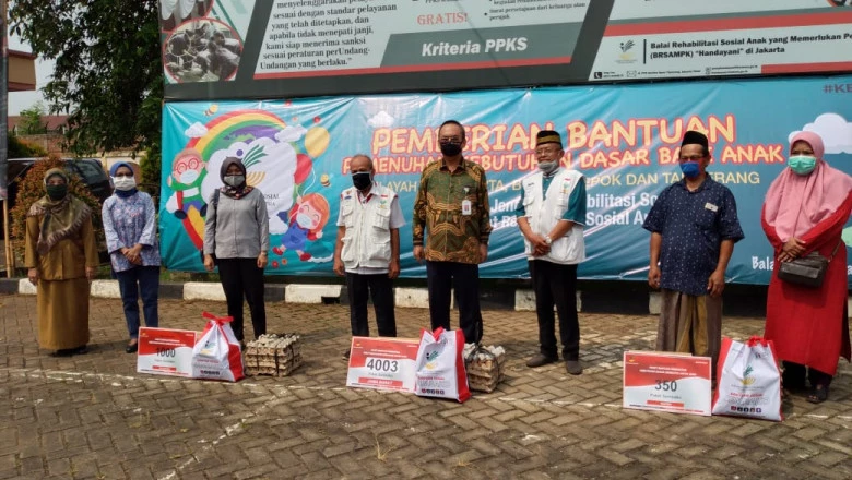 Dinsos Depok Distribusikan Paket Sembako untuk 14 LKSA 