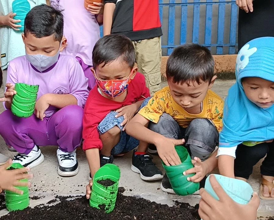 Siswa PAUD Teratai RW 11 Curug Diajari Cara Menamam Sayur dan Buah-buahan