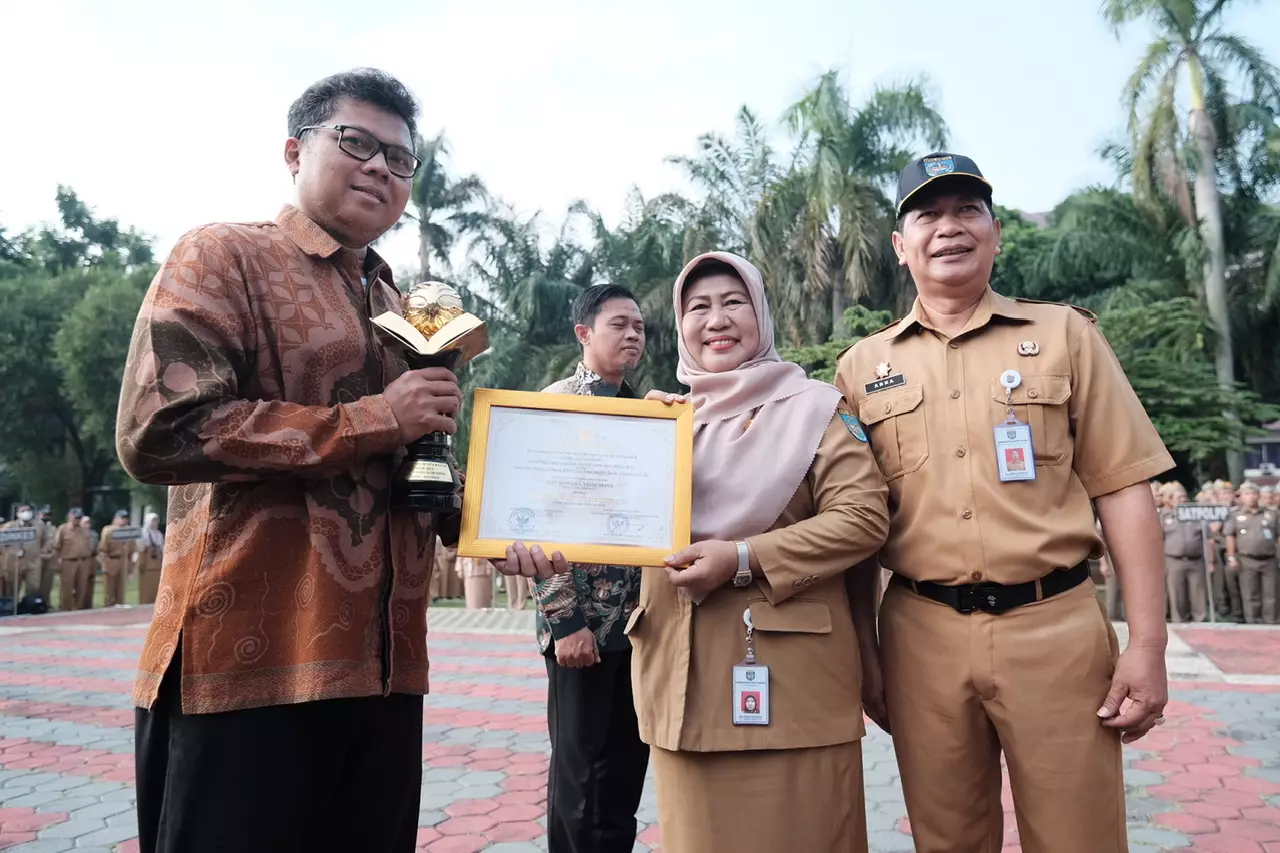 Lewat Apel Pagi, Pj Sekda Depok Serahkan Sejumlah Penghargaan