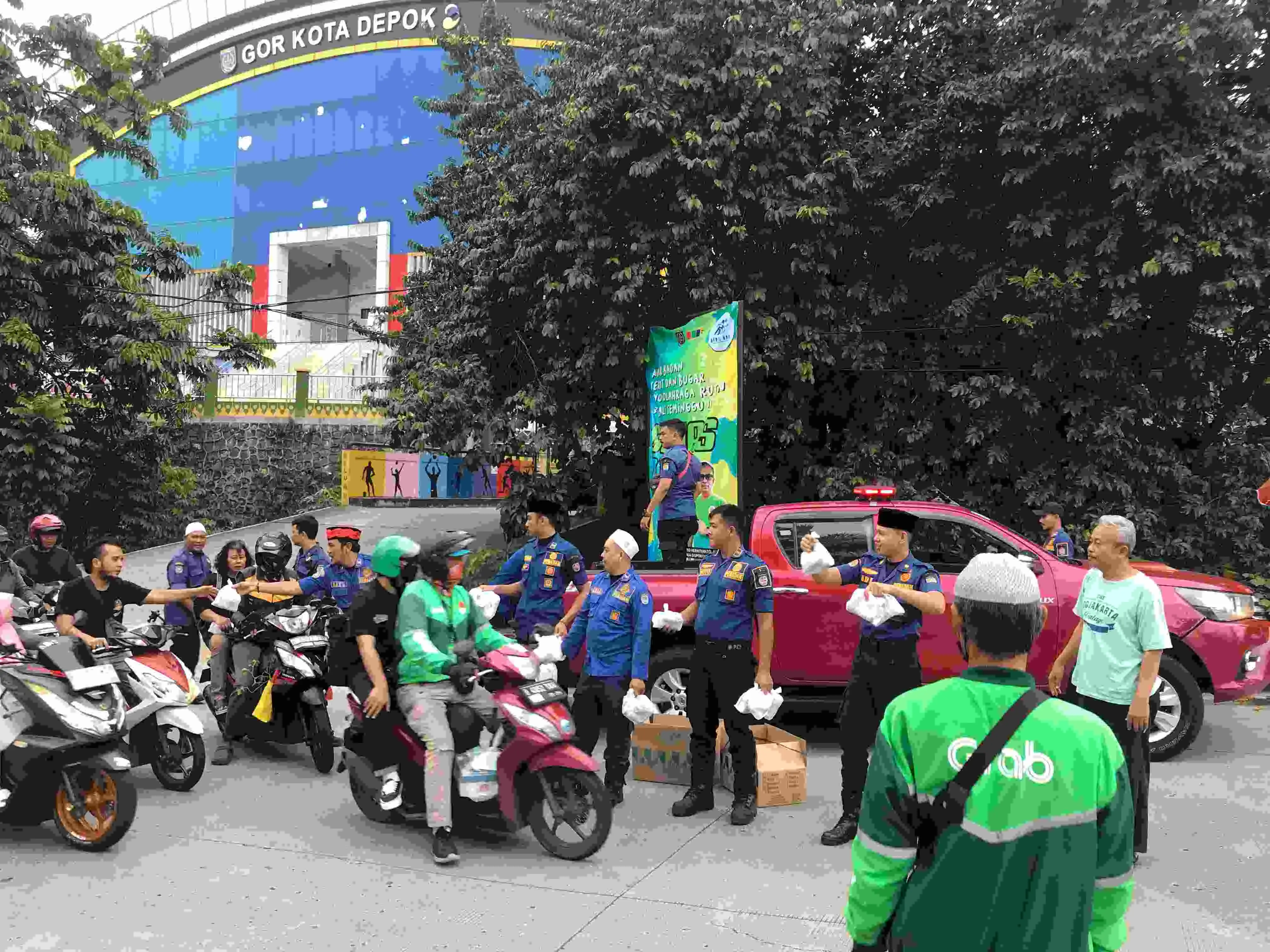 Dinas Damkar dan Penyelamatan Kota Depok Bagikan Ratusan Takjil ke Warga