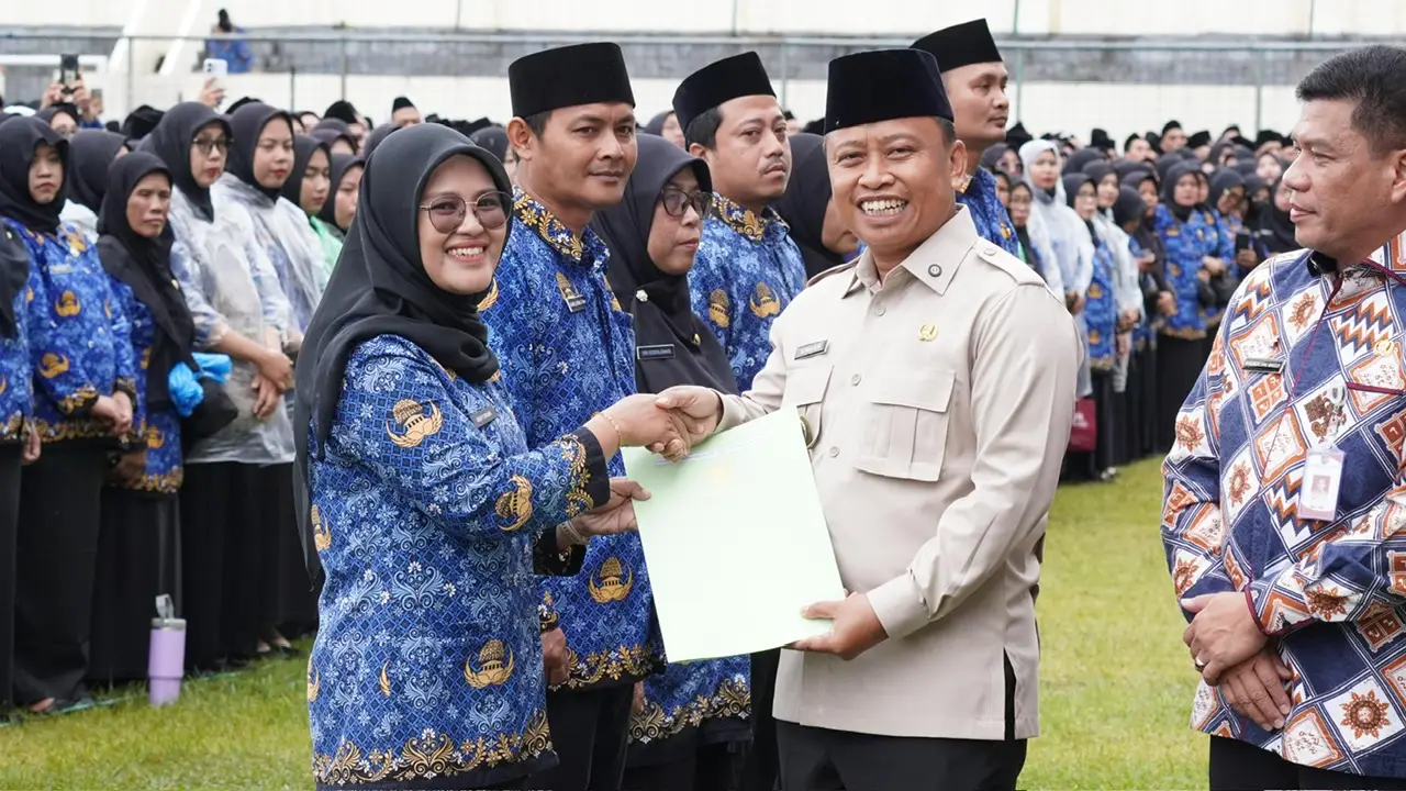 Stadion Merpati Jadi Saksi, Wali Kota Depok Serahkan Simbolis SK kepada 7.036 PPPK Paruh Waktu