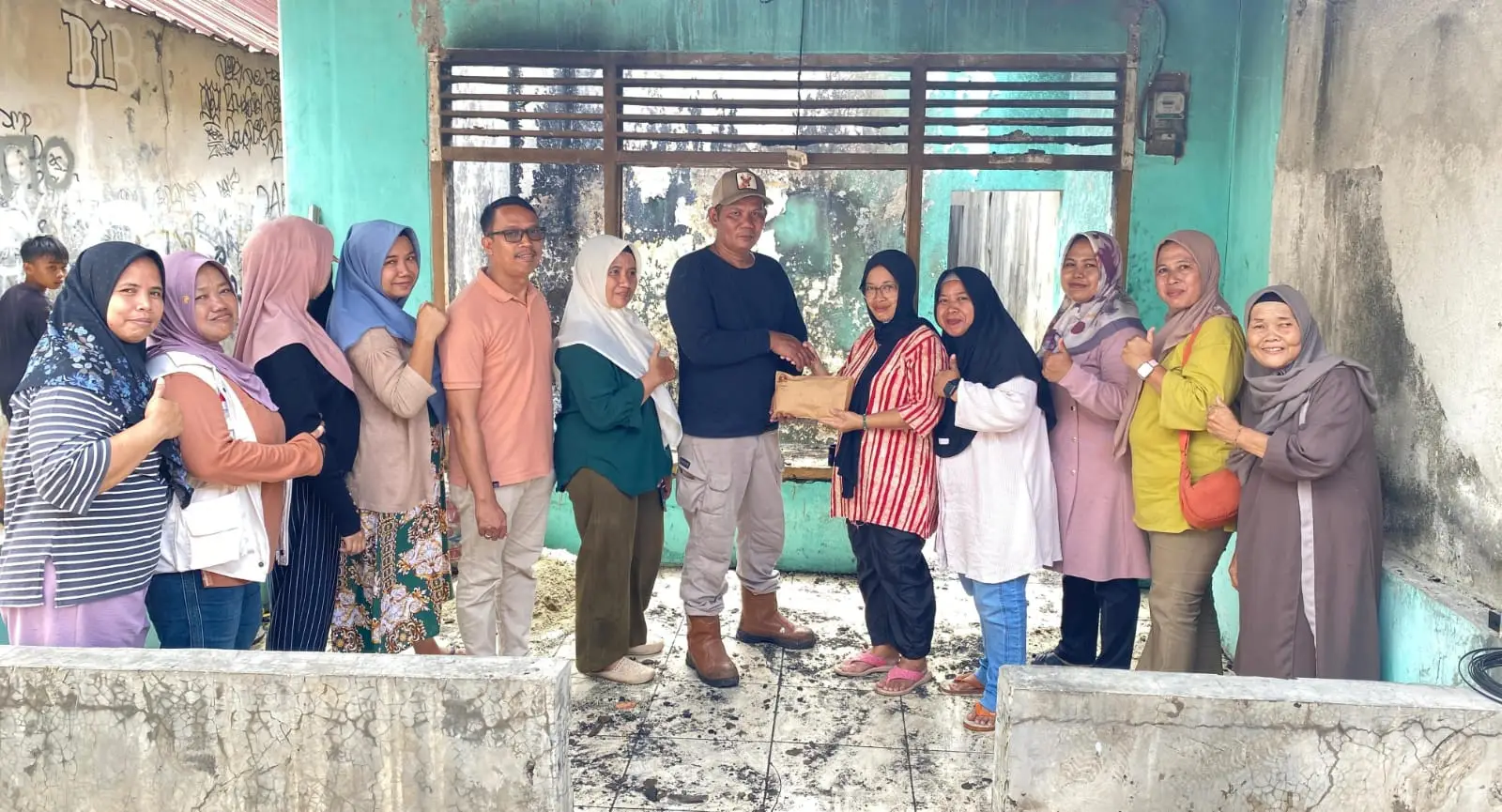 Warga RW 05 Kelurahan Kedaung Salurkan Bantuan untuk Korban Kebakaran