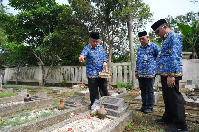 KORPRI Depok Tabur Bunga di TMP Kalimulya