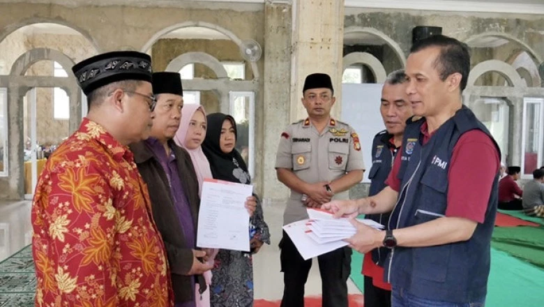 PMI Kota Depok Serahkan Santunan Korban Kecelakaan Bus Subang