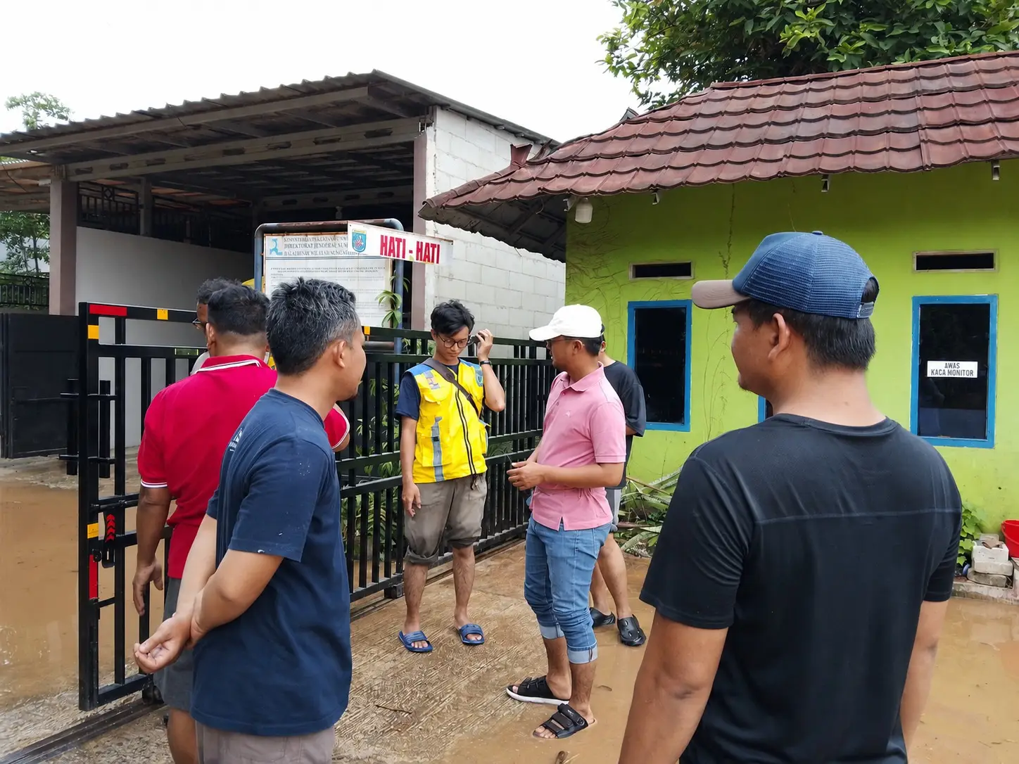 Lurah Pontir Tinjau Lokasi Banjir dan Dorong Perbaikan Turap