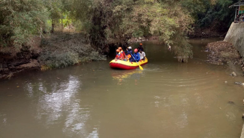 Damkar Depok Buru Buaya di Kali Pesanggrahan