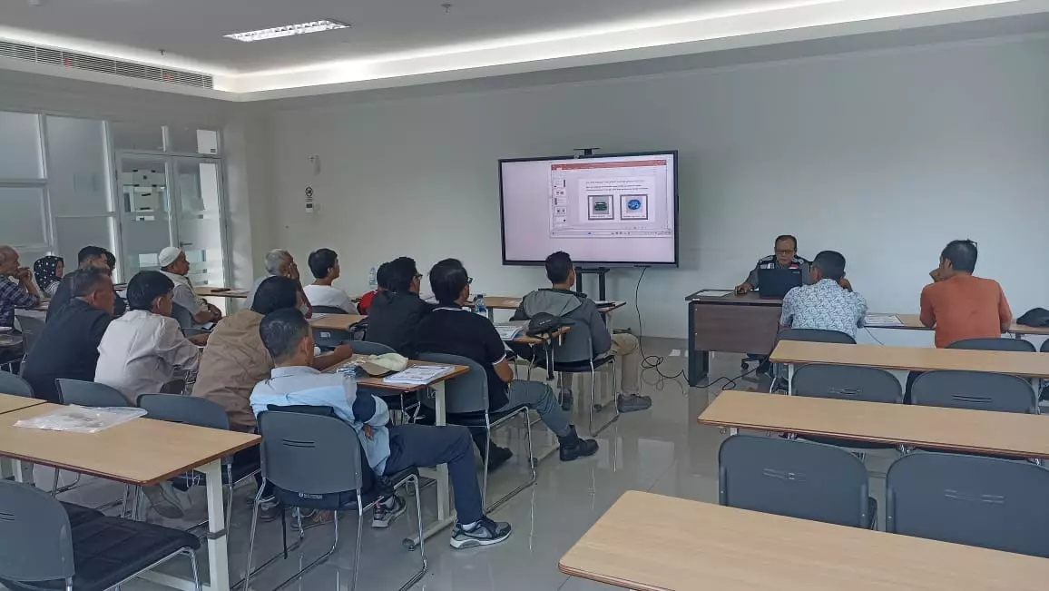 Selama Dua Hari, Pokmas Depok Dilatih Pemasangan Paving Block dan Pengaspalan