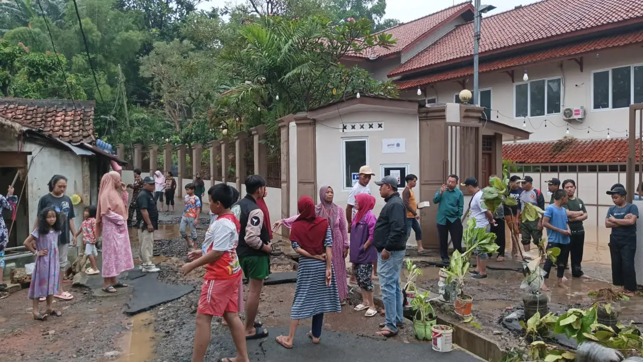Tinjau Lokasi Banjir, Lurah PGS Pastikan Proses Evakuasi Berjalan Lancar