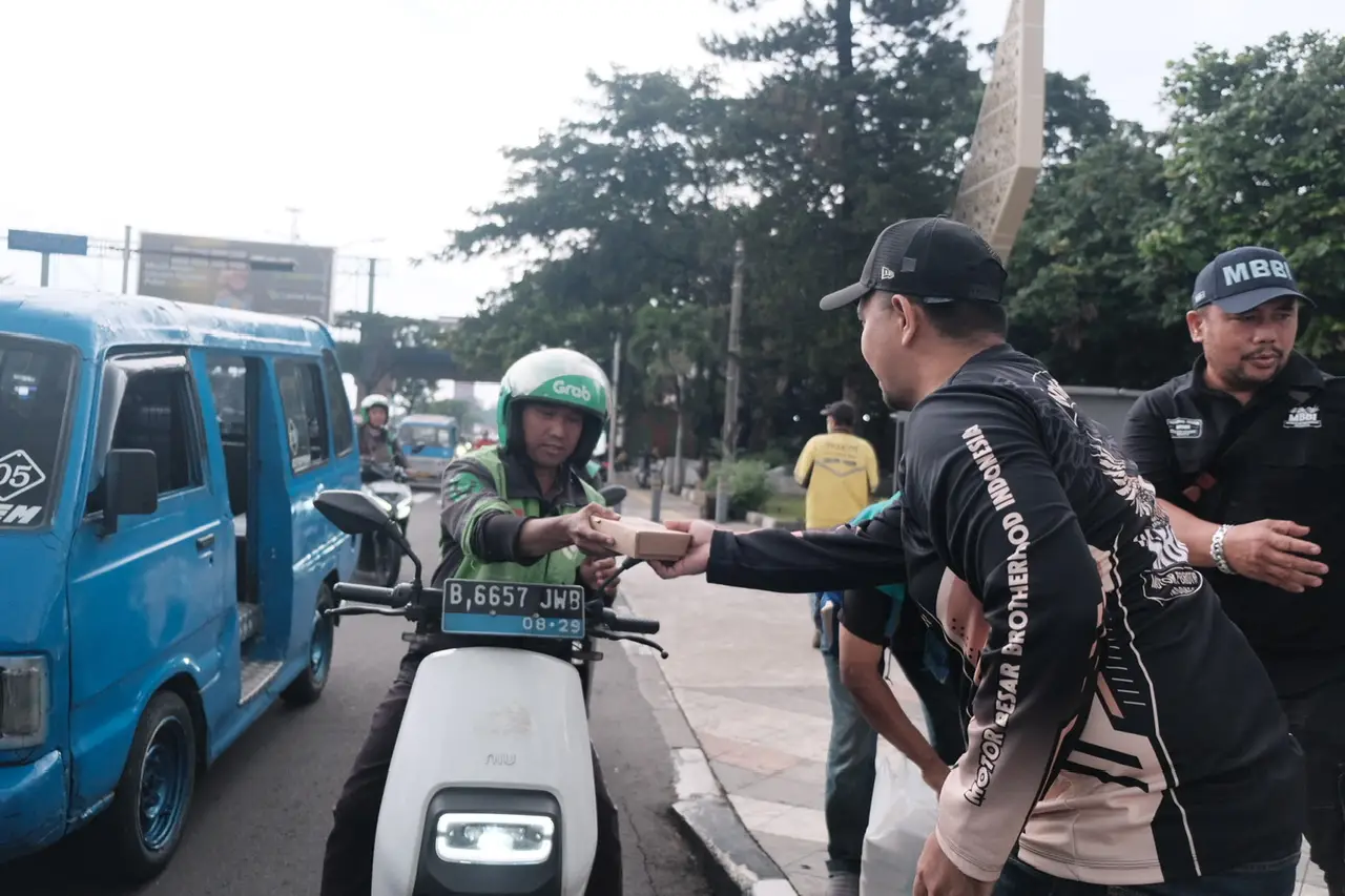 Gabungan Komunitas Motor Bagikan 1.000 Takjil di Jalan Margonda