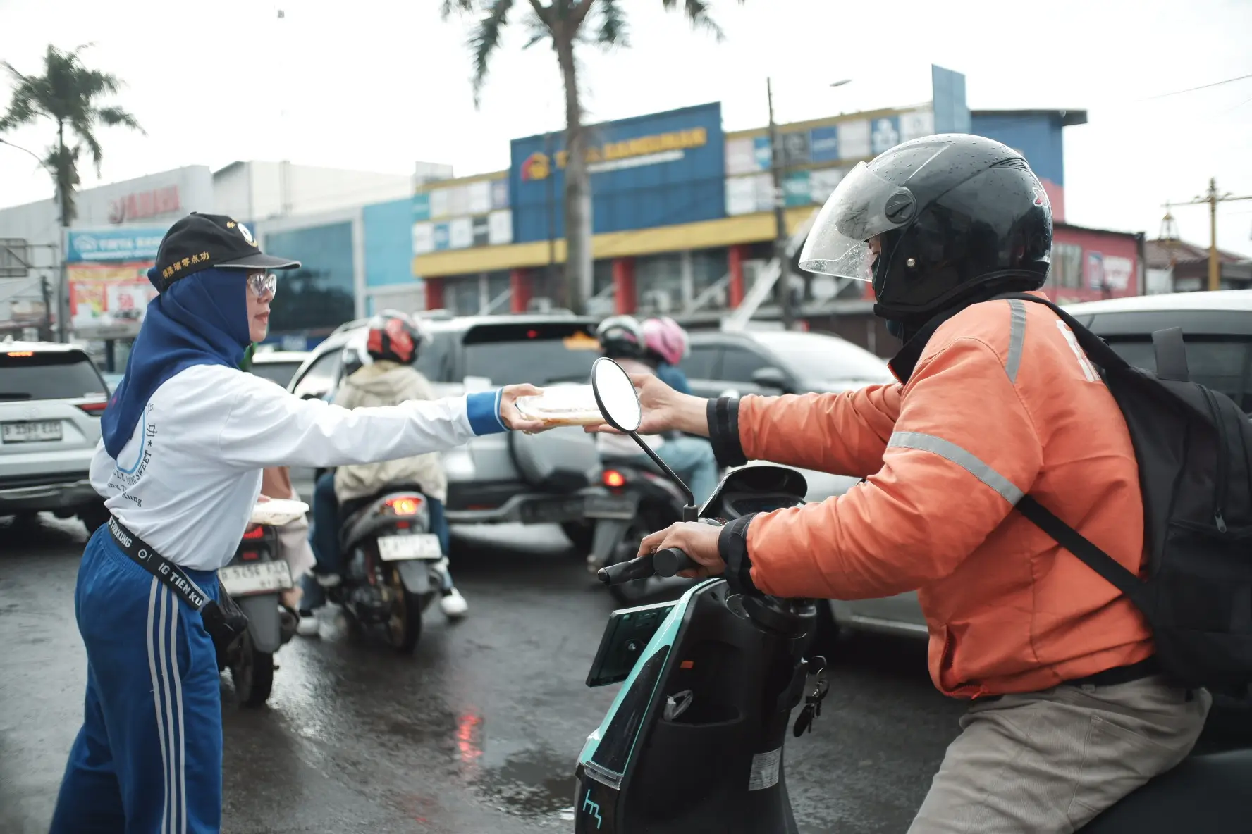 Semarakkan Bulan Suci Ramadan, Ling Tien Kung Depok 1 Bagikan Takjil ke Pengguna Jalan
