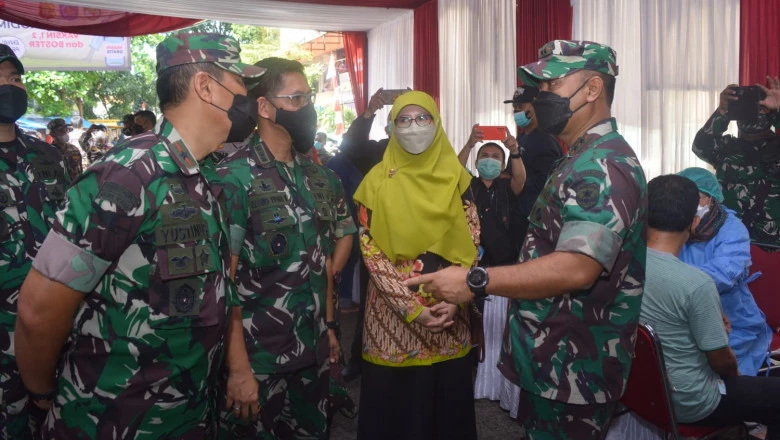 Pangdam Jaya Didampingi Dandim 0508/Depok dan Kadinkes Tinjau Vaksinasi Covid-19 di Pasar Agung