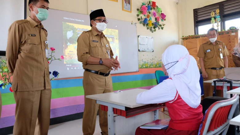 Kadisdik Kota Depok Tinjau Simulasi PTMT di SDN Bojongsari 01 dan SMPN 18 Depok