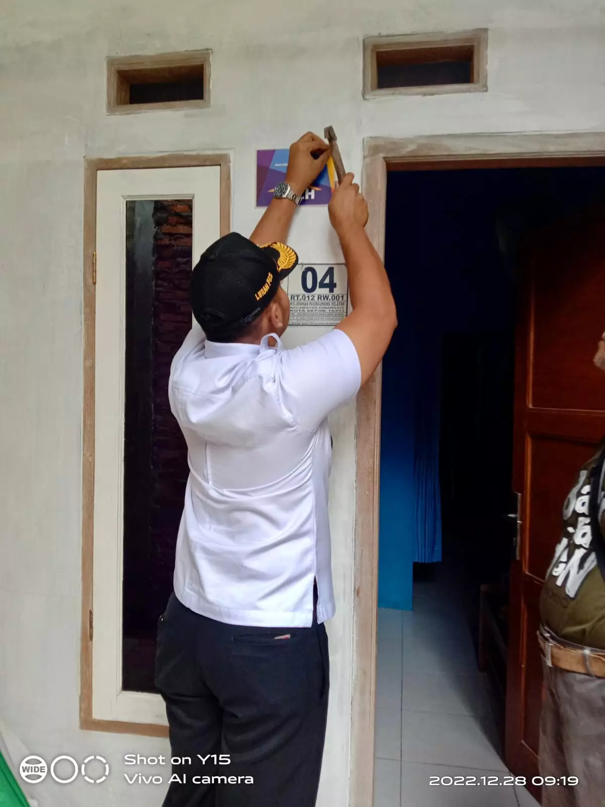 Perbaikan RTLH Rampung, Lurah PGS Tempel Plakat di Setiap Rumah KPM