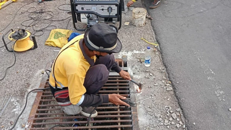 Penutup Gorong-gorong yang Hilang di Jalan Margonda Kembali Dipasang Satgas DPUPR