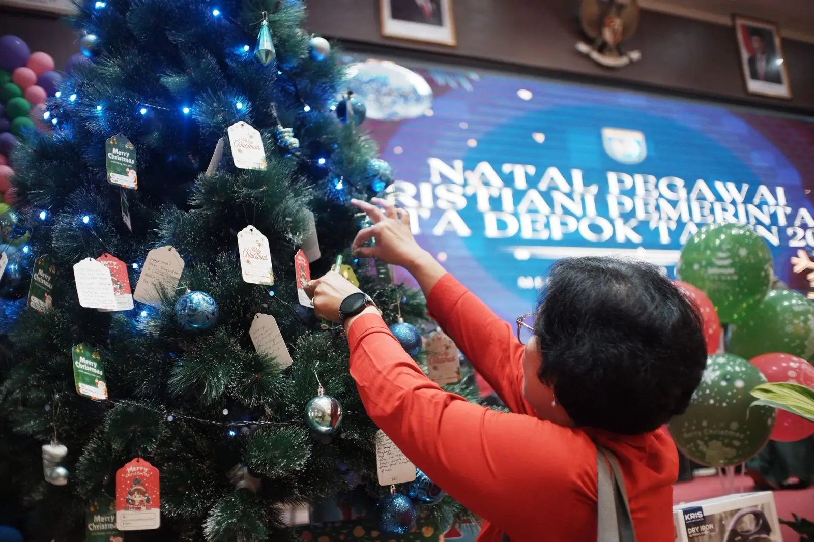 Sambut Natal, Kertas Penuh Harapan Digantungkan Pegawai Pemkot Depok di Pohon Doa