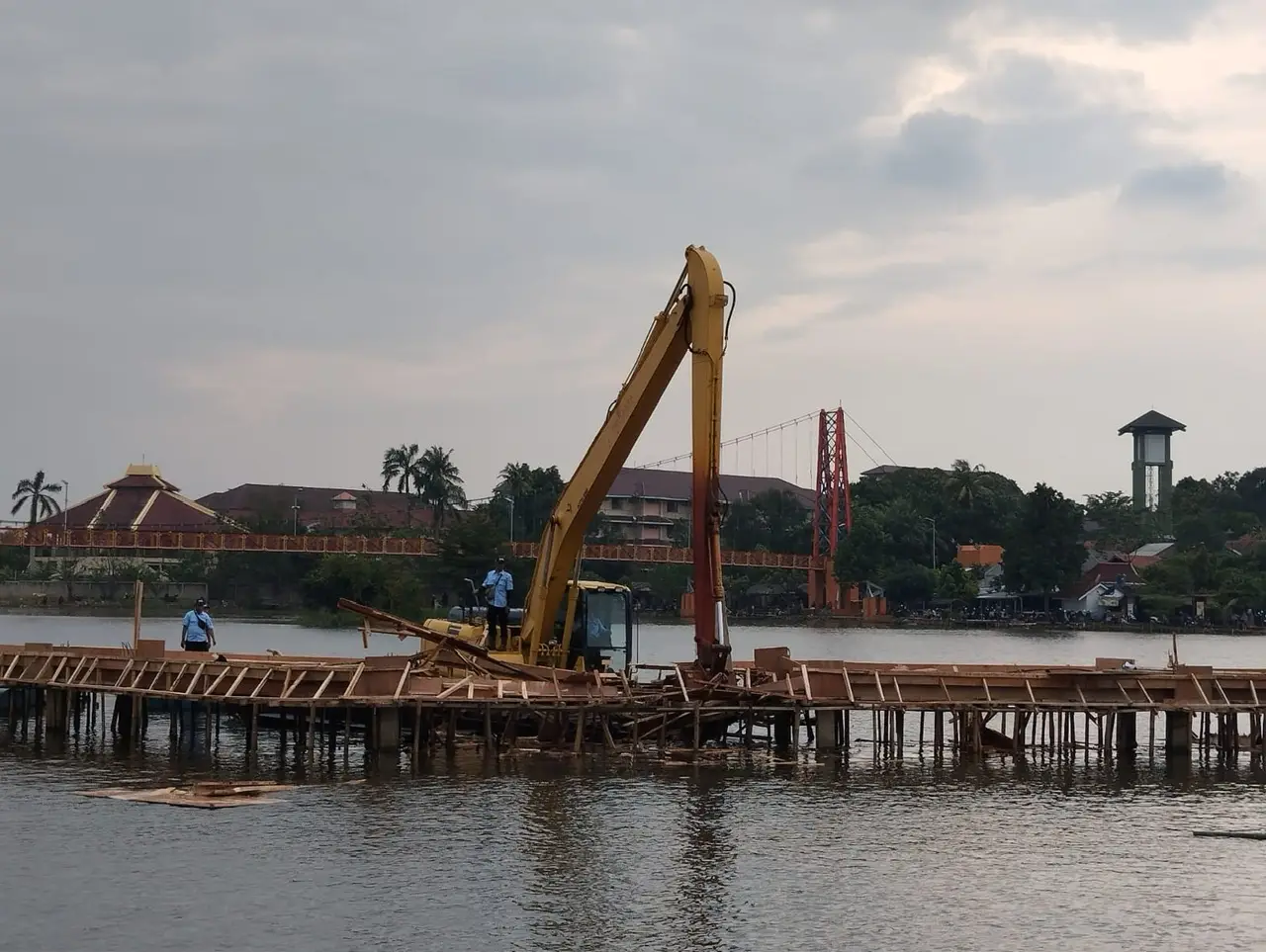 Petugas Gabungan Pemkot Depok dan Pemprov Jabar Tertibkan Bangunan Ilegal di Situ Tujuh Muara