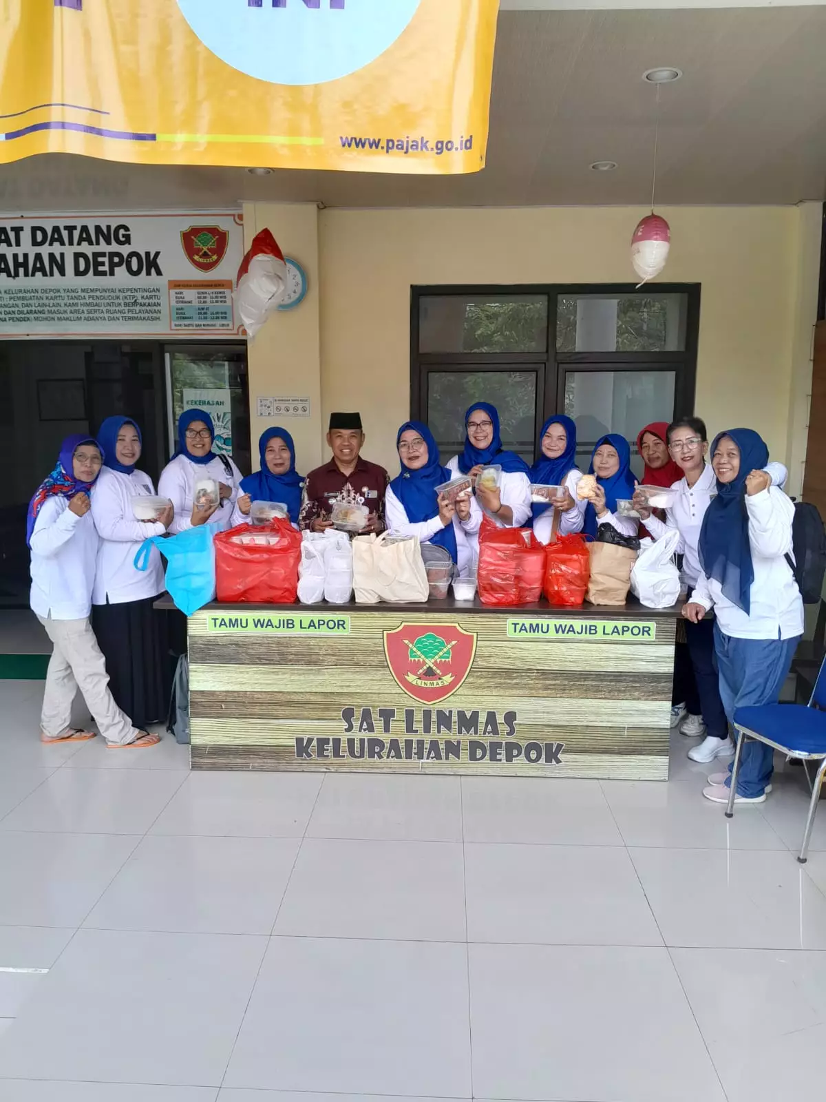 Lewat Pajuka, TP-PKK Kelurahan Depok Kembali Bagikan Makan Siang Gratis