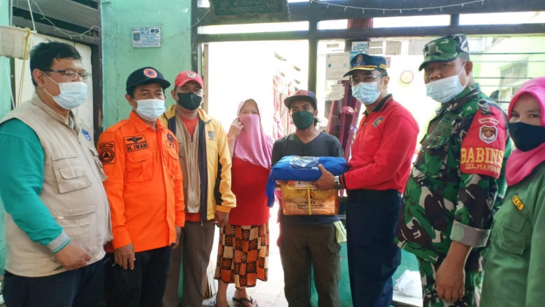 45 KK Terdampak Puting Beliung di Mampang Terima Bantuan dari Damkar