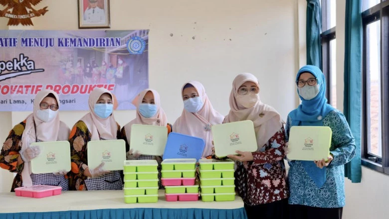 Bunda Elly Tinjau Dapur Olahan Makanan Sehat untuk Balita Stunting di Kelurahan Bojongsari