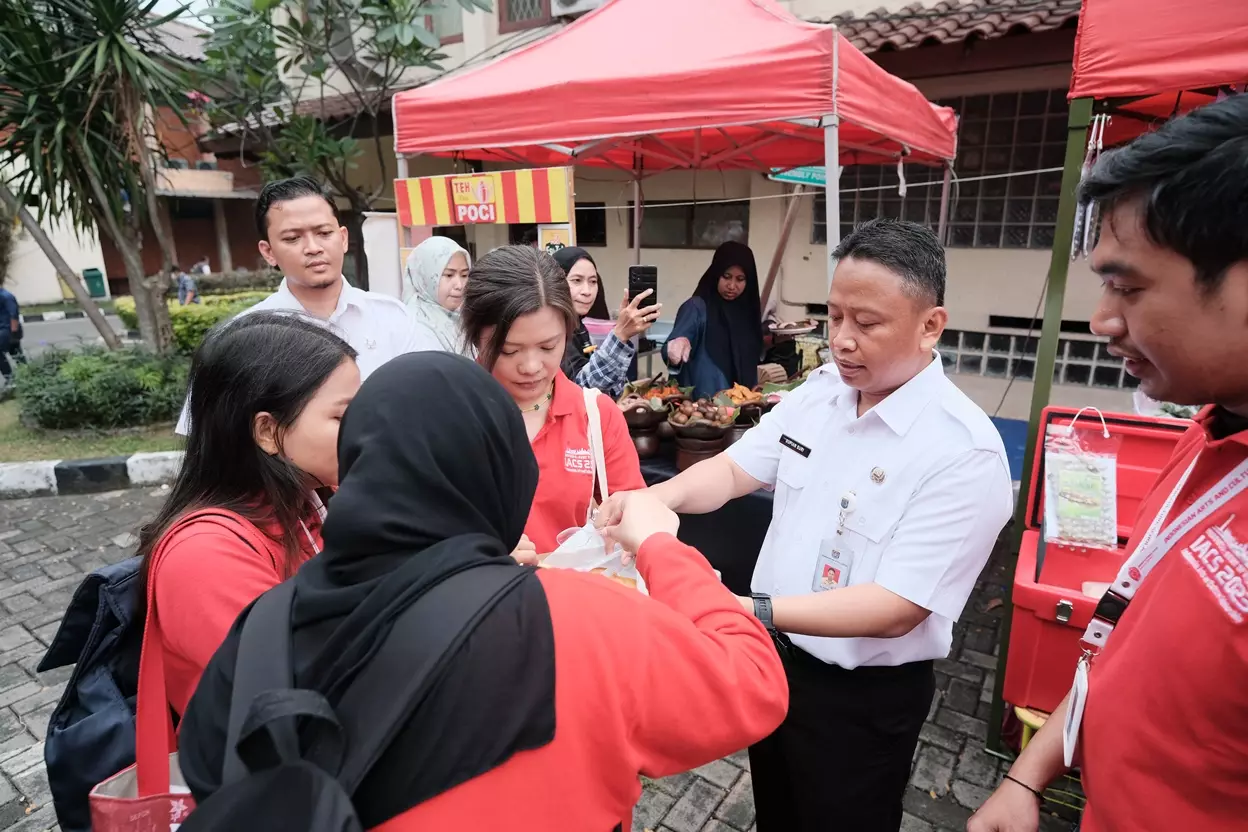 Sekda Depok Ajak Peserta IACS Cicipi Produk UMKM Depok