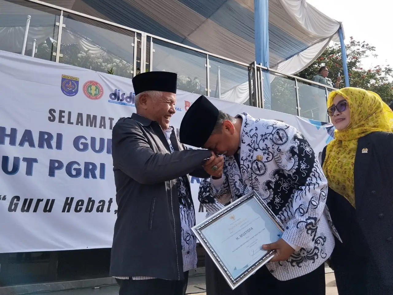 Momen HGN, Wali Kota Depok Serahkan Penghargaan untuk Guru Berprestasi