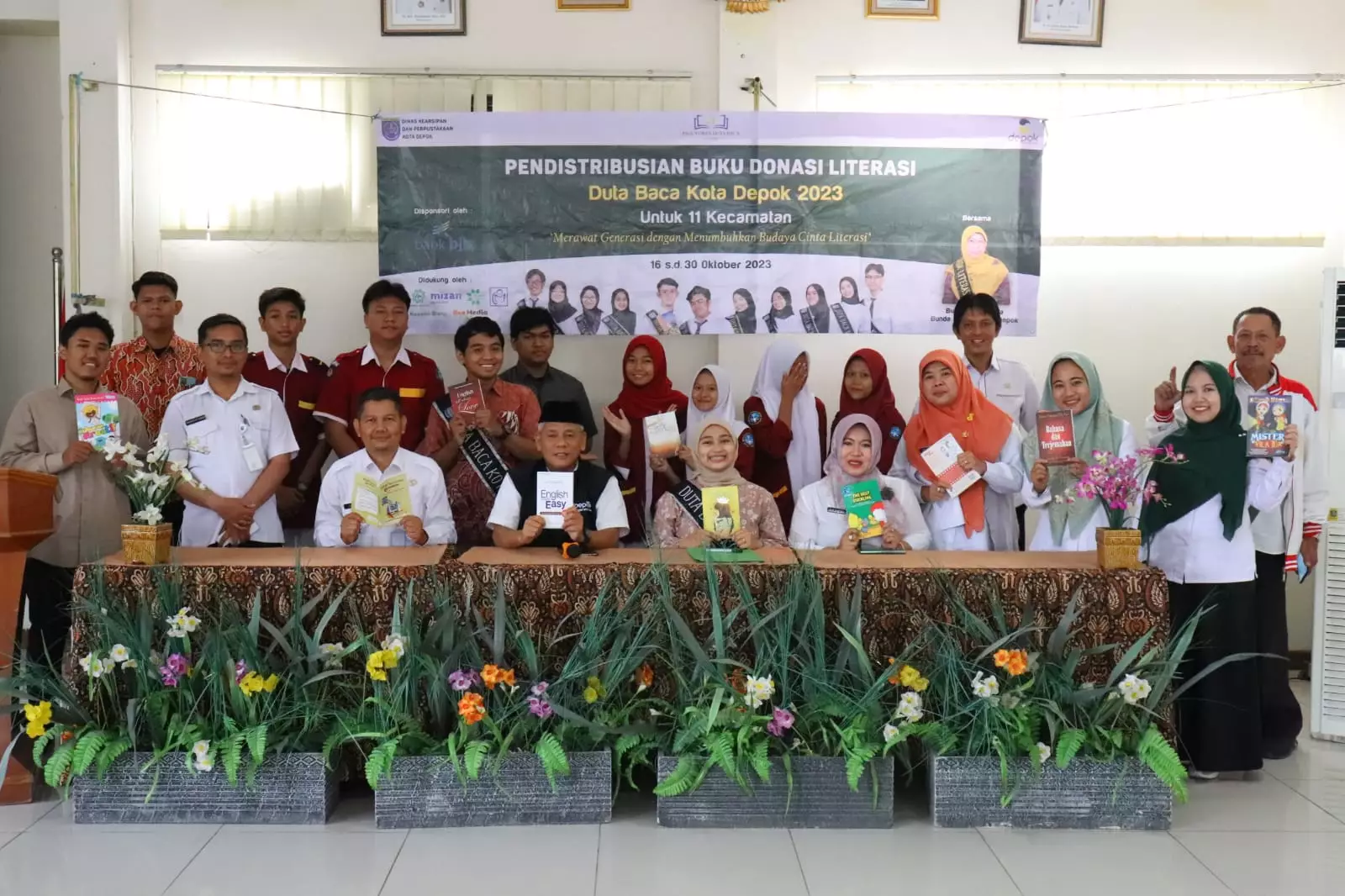 Gerakan Literasi, Paguyuban Duta Baca Depok Serahkan 585 Buku ke Kecamatan Tapos