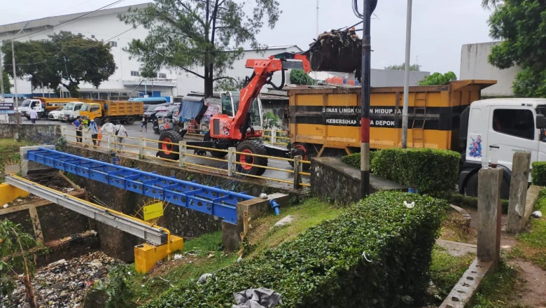 Pengangkatan Sampah Kali Baru Ditargetkan Dua Minggu