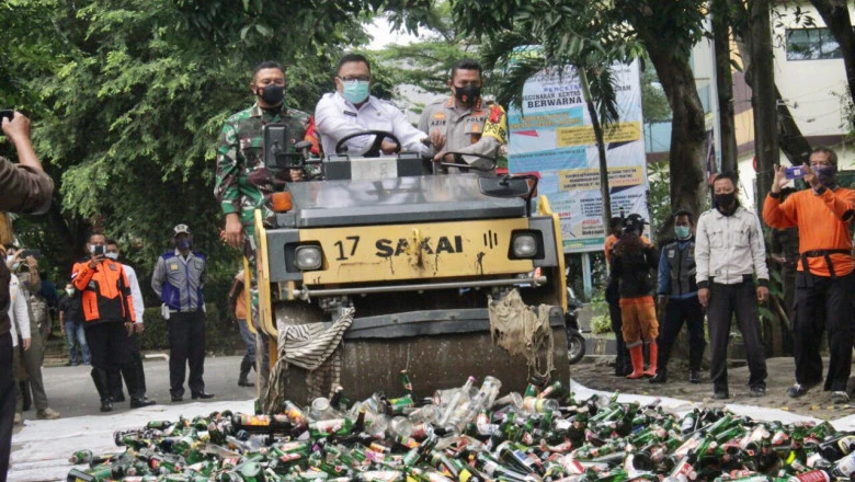 Pemkot Depok Musnahkan 3.155 Botol Minuman Beralkohol